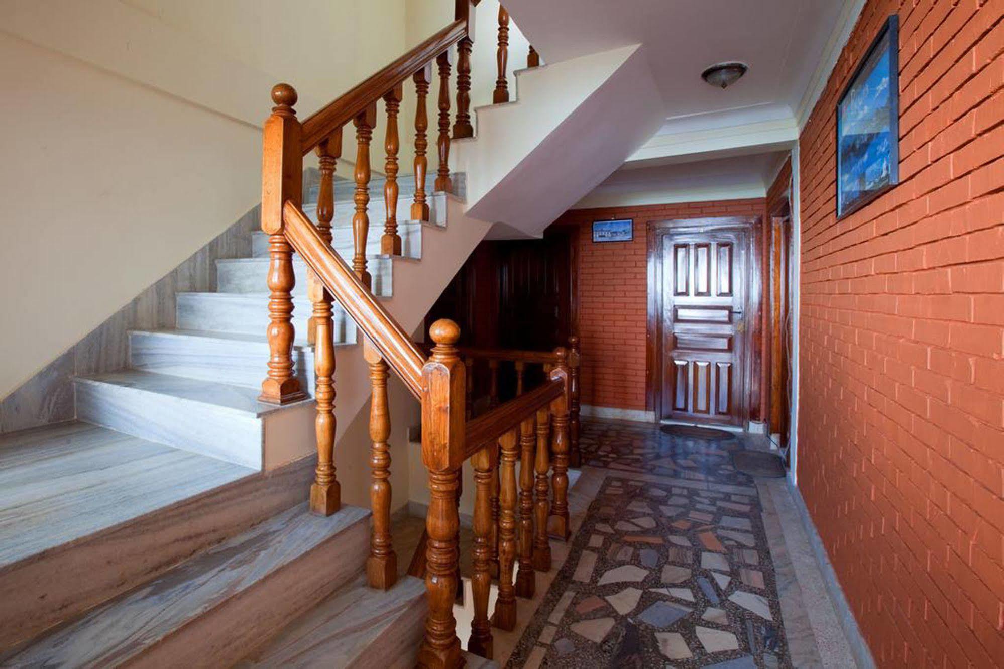 นาครโกต ซันไชน์ โฮเต็ล Hotel Baluwapati Deupur ภายนอก รูปภาพ